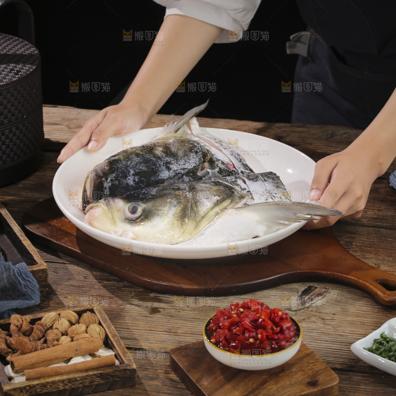 深底上的剁椒鱼头