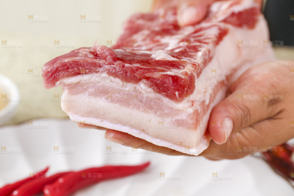 浅底上的红烧肉制作