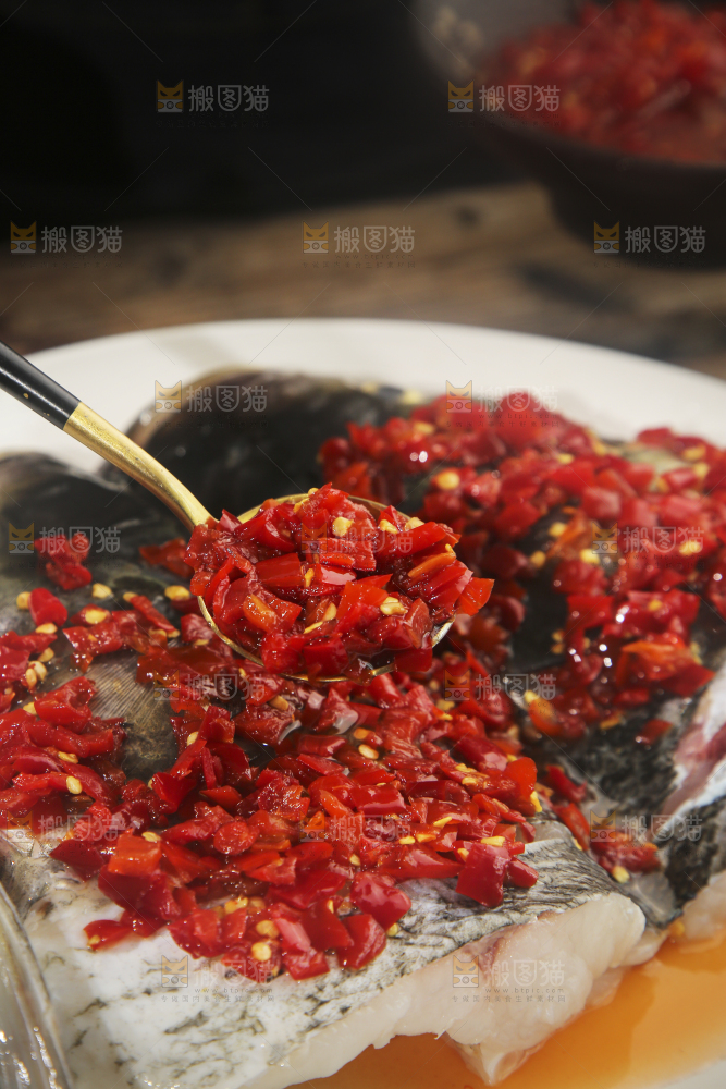深底上的剁椒鱼头