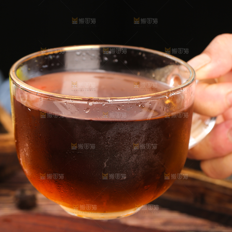 深底上的酸梅汤