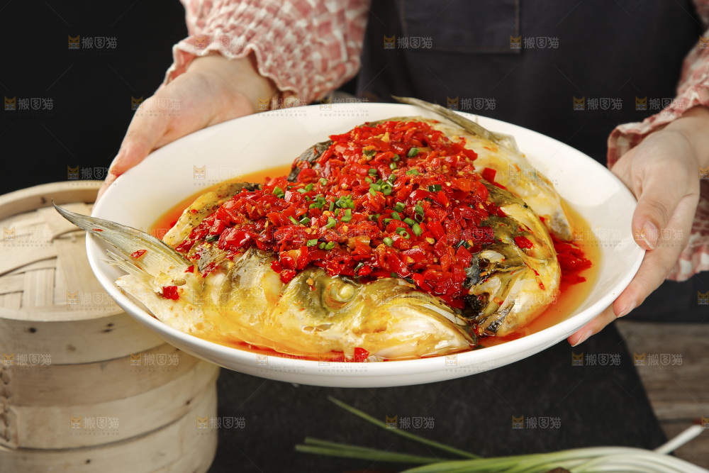 深底上的剁椒鱼头