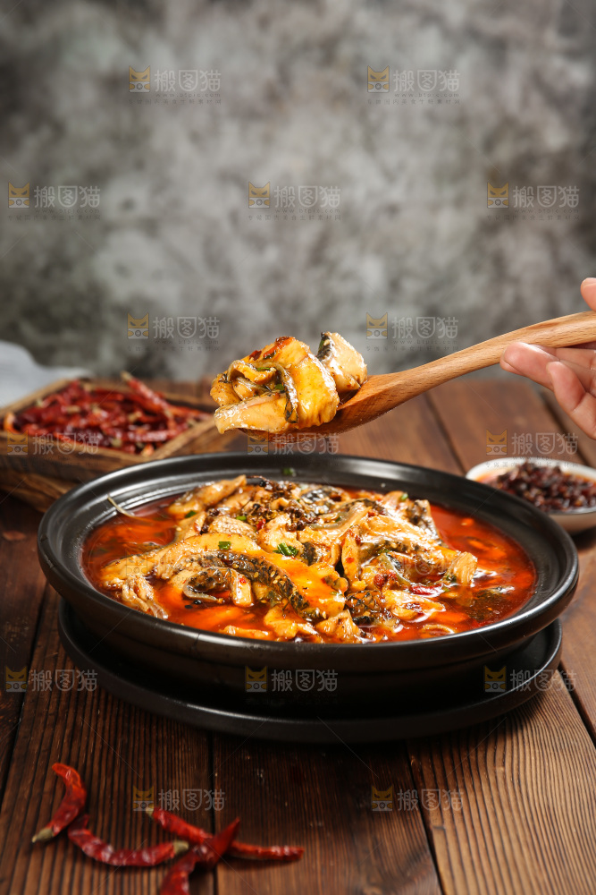 深底上的水煮鱼片