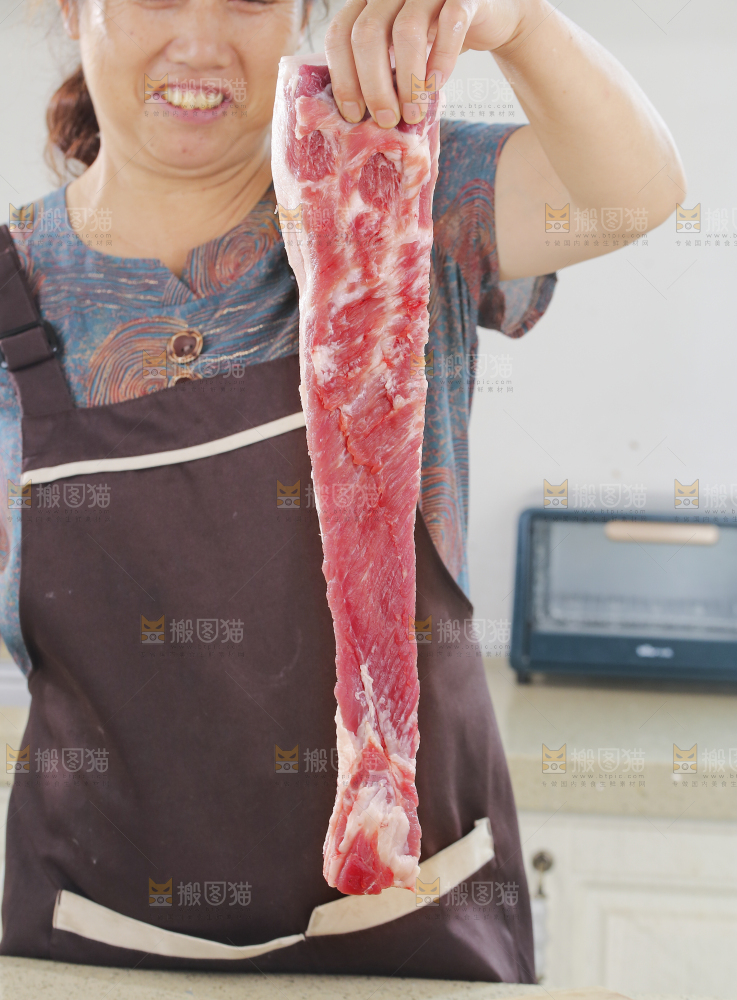 浅底上的红烧肉制作