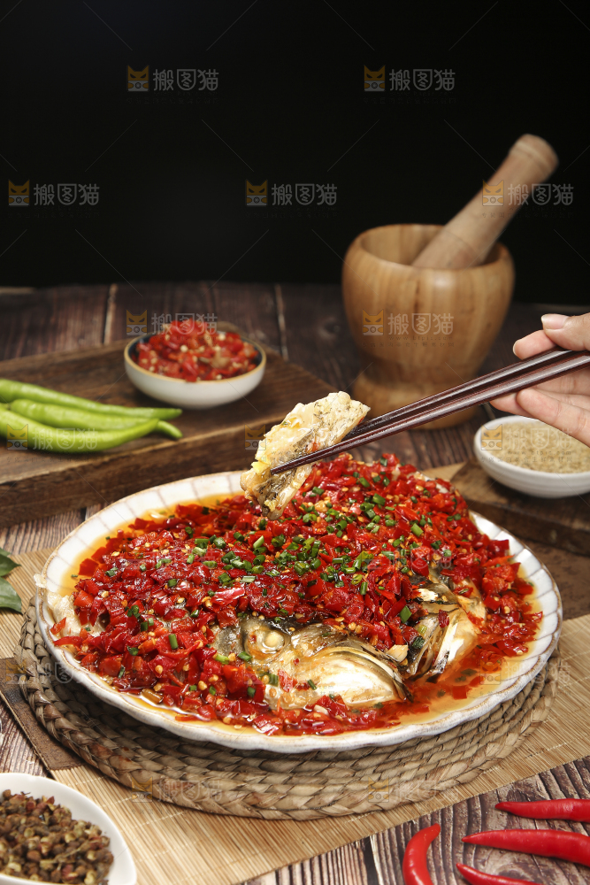深底上的剁椒鱼头