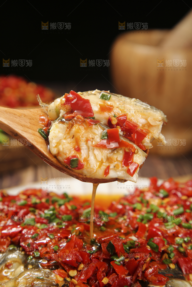 深底上的剁椒鱼头