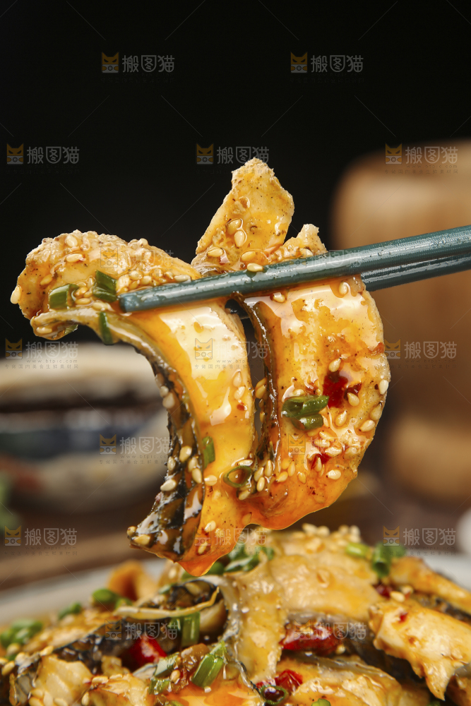 深底上的水煮鱼片