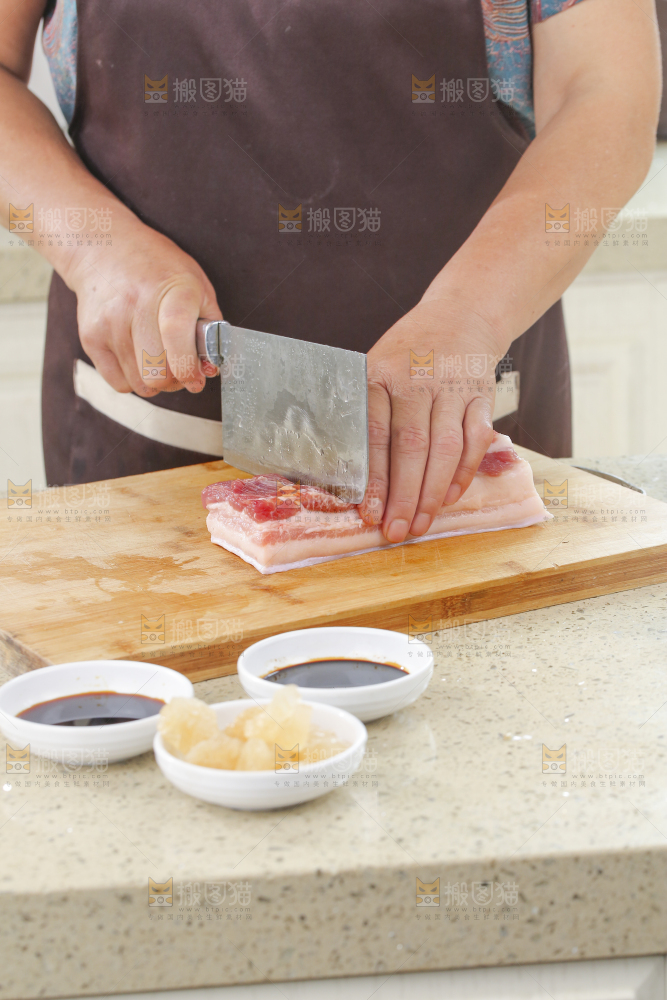 浅底上的红烧肉制作