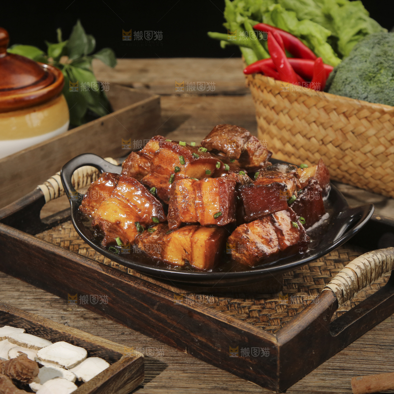深底上的红烧肉