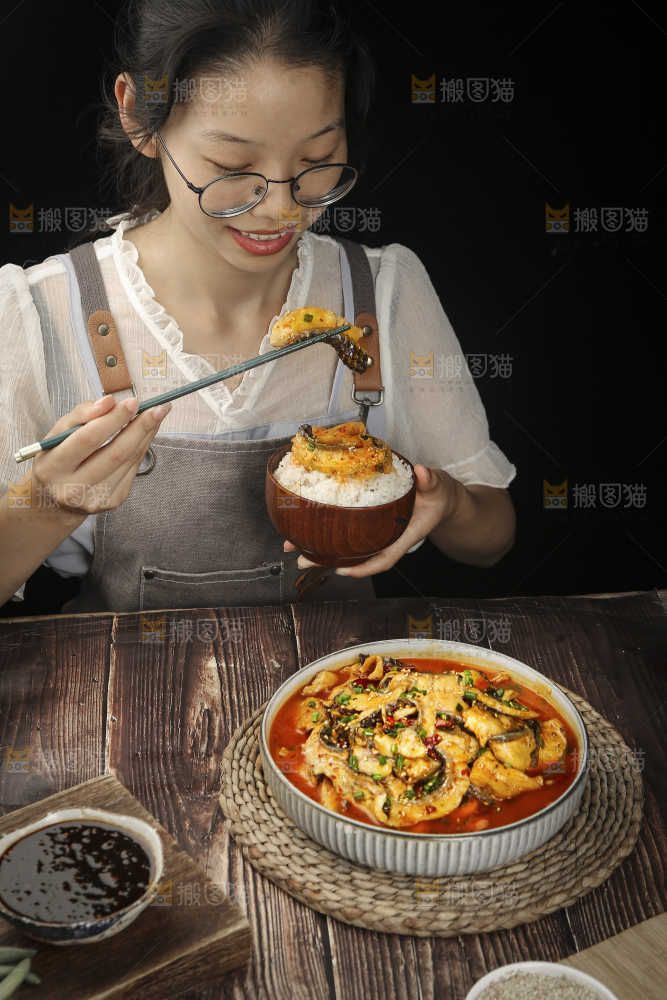 深底上的水煮鱼片