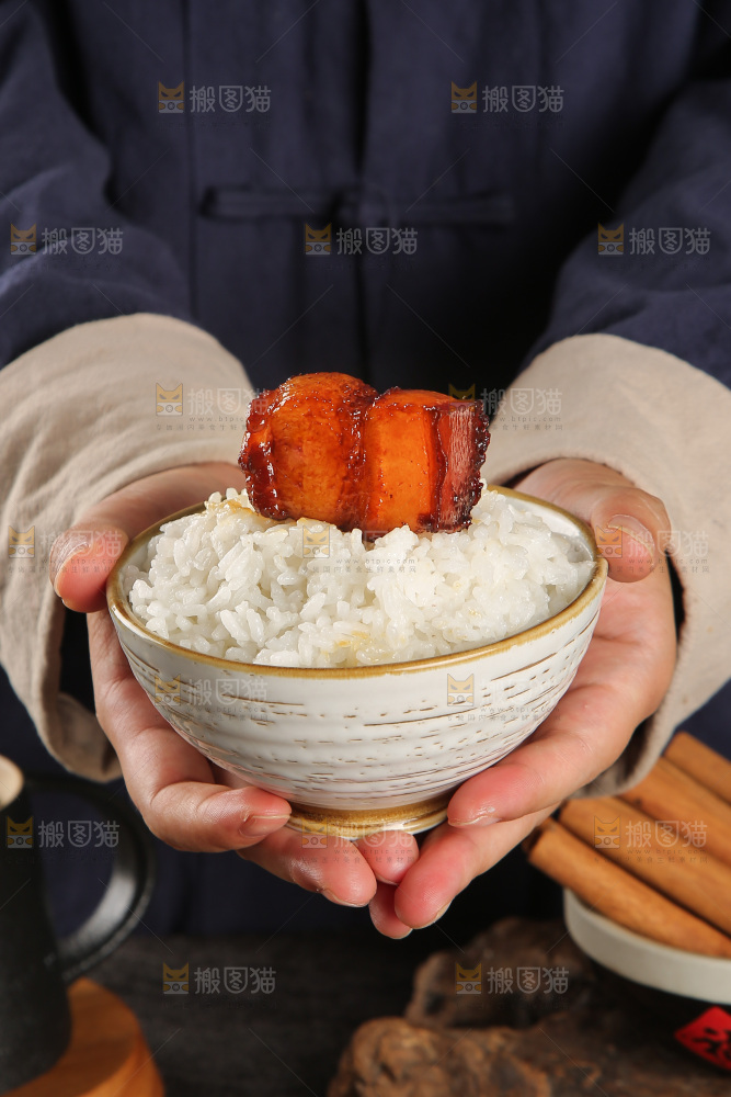 深底上的红烧肉