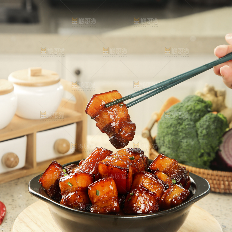 浅底上的红烧肉