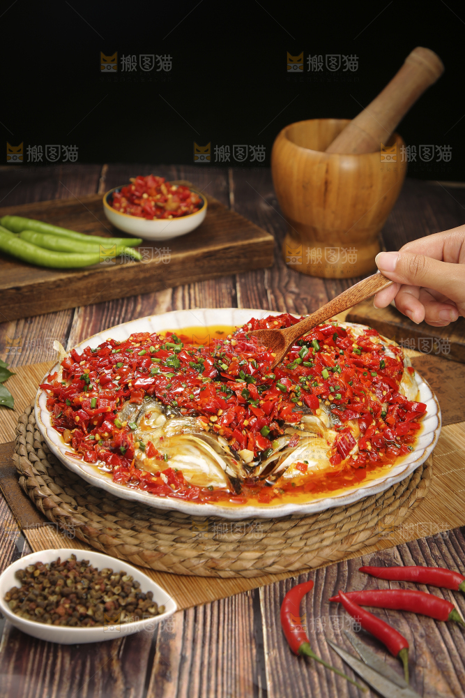深底上的剁椒鱼头