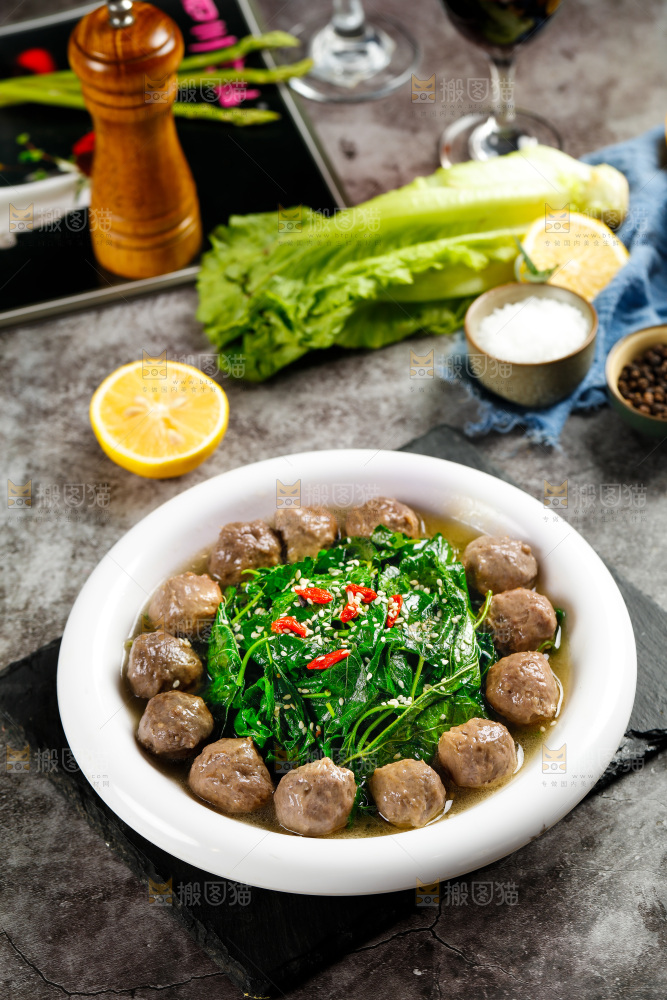 盘子里的牛肉丸汤
