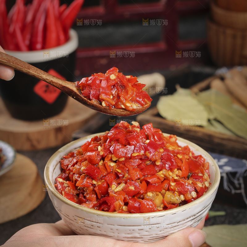 深底上的剁辣椒