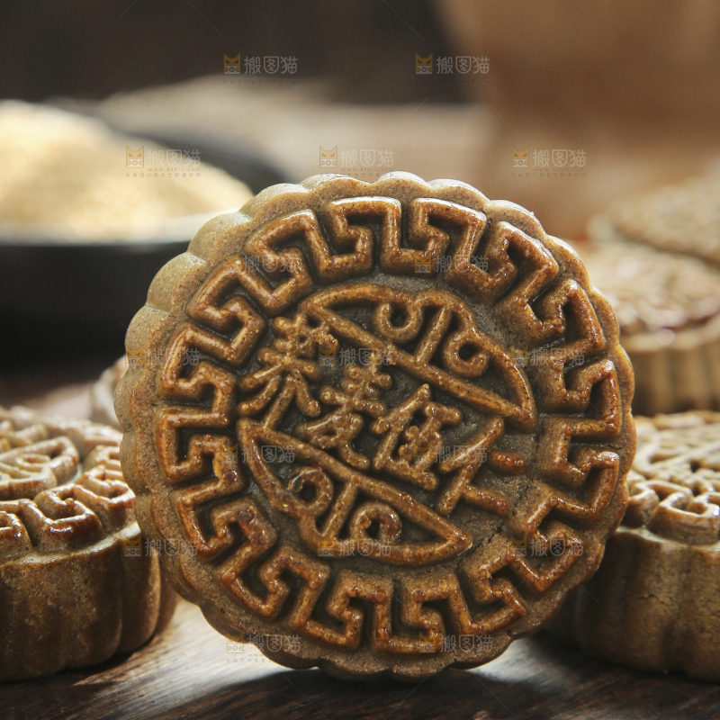 木底上的荞麦五仁月饼
