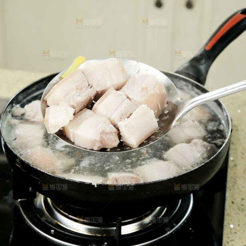 浅底上的红烧肉制作