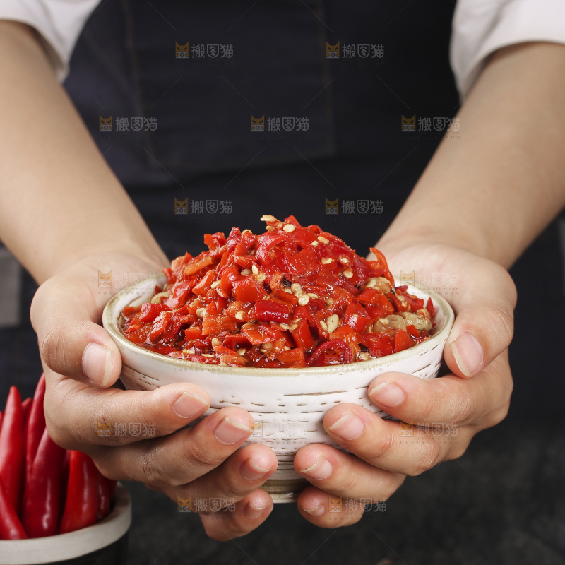深底上的剁辣椒