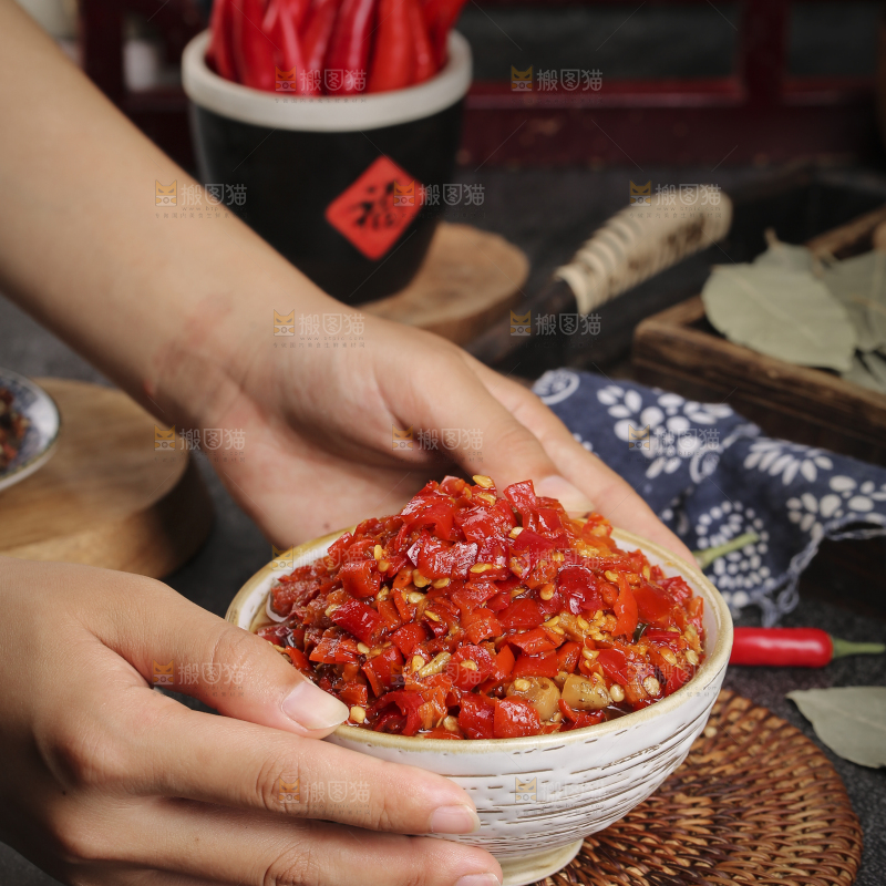 深底上的剁辣椒