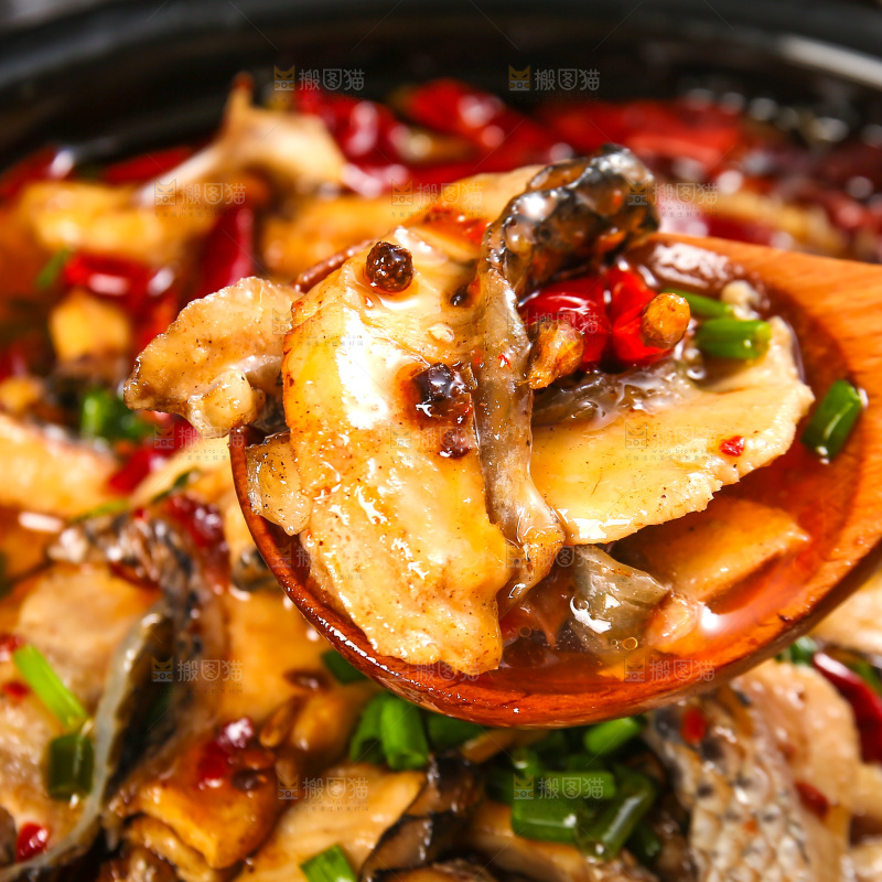 深底上的水煮鱼片