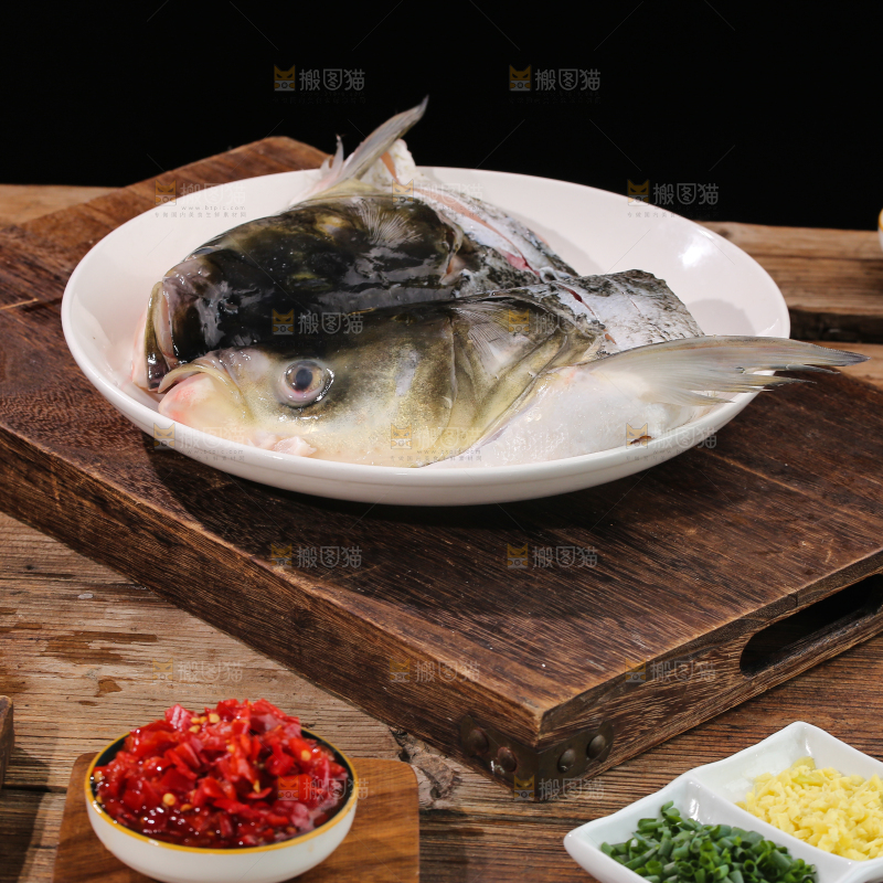 深底上的剁椒鱼头