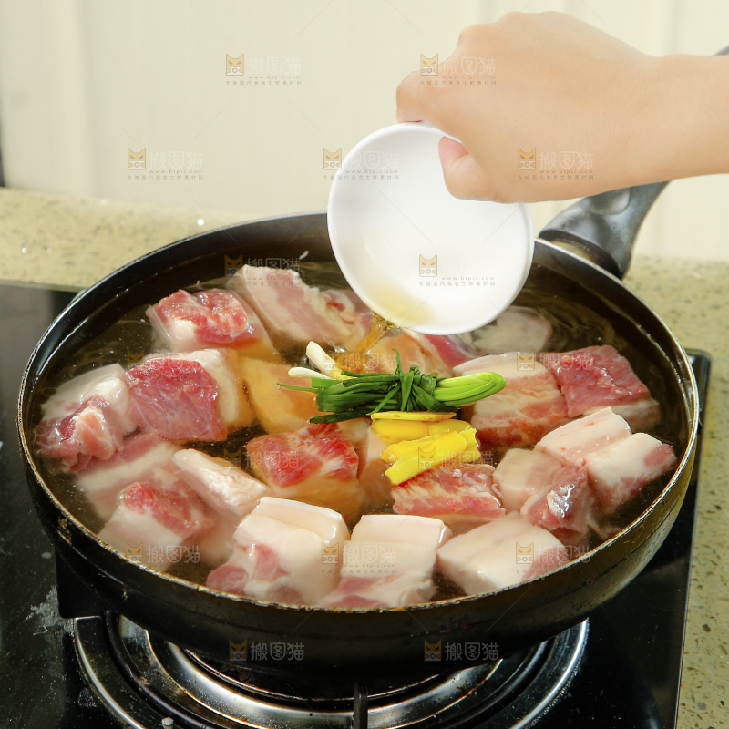 浅底上的红烧肉制作