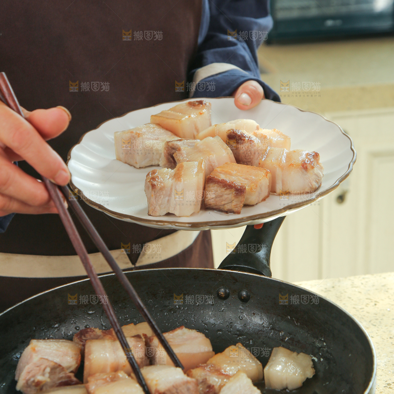 浅底上的红烧肉制作