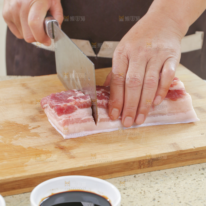 浅底上的红烧肉制作
