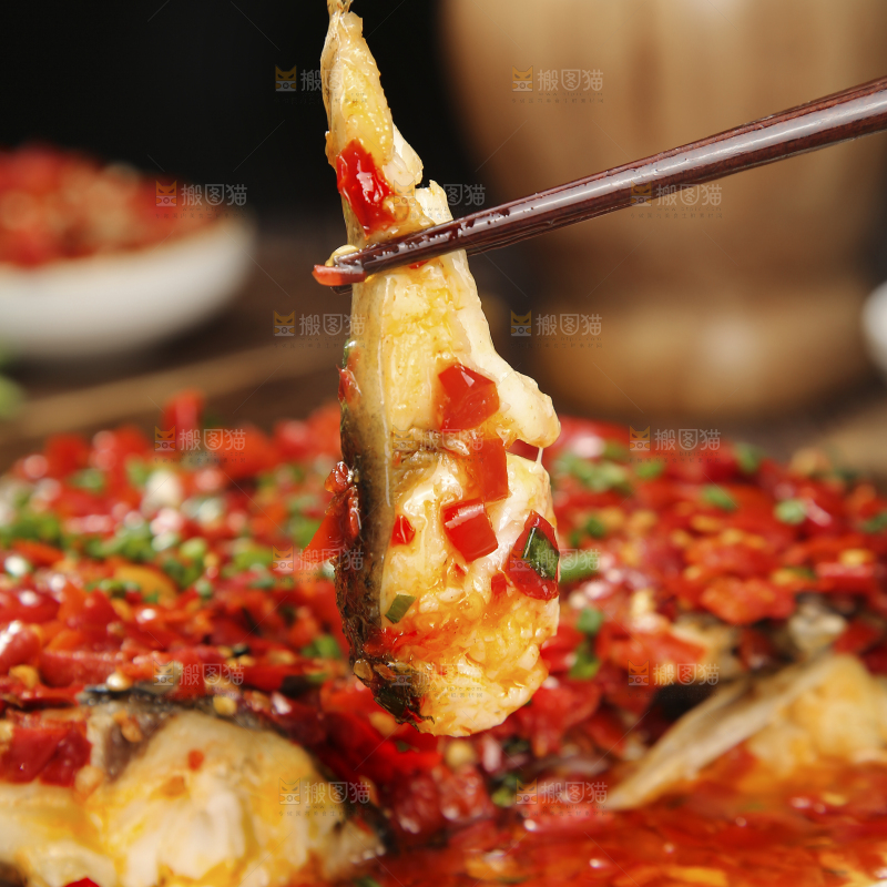 深底上的剁椒鱼头