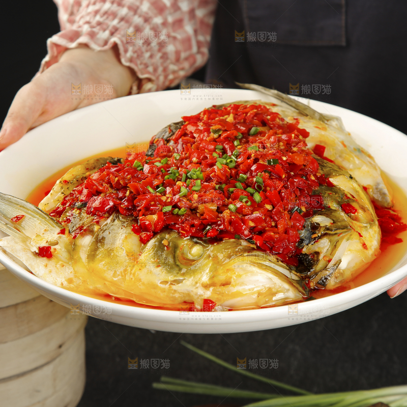 深底上的剁椒鱼头