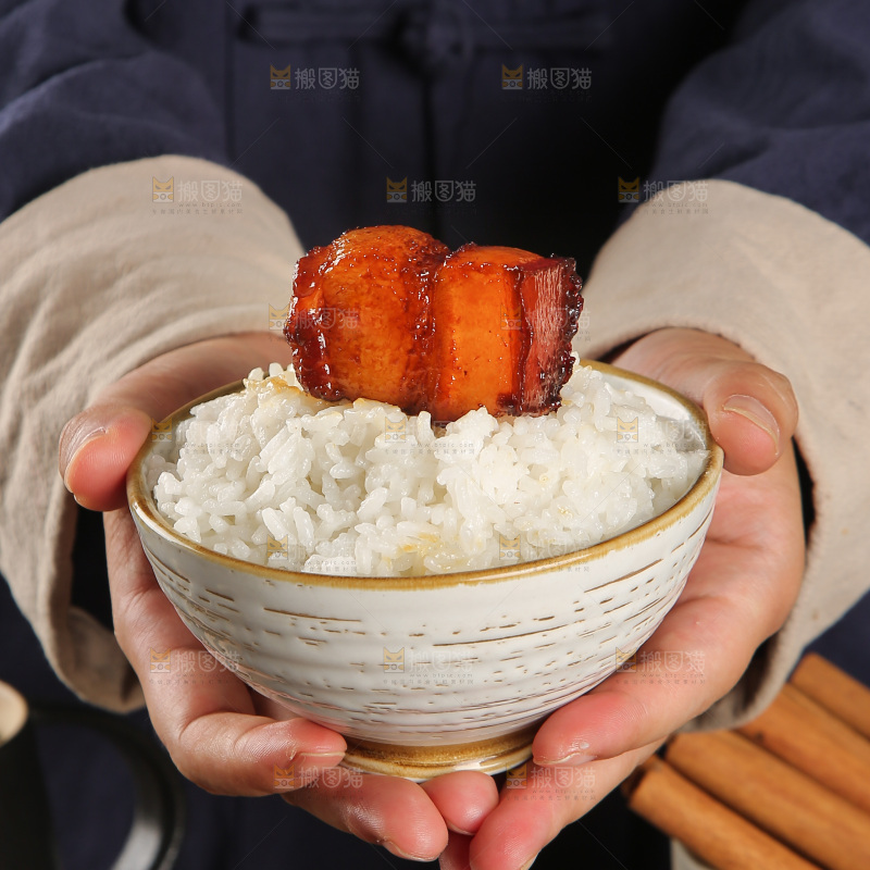 深底上的红烧肉