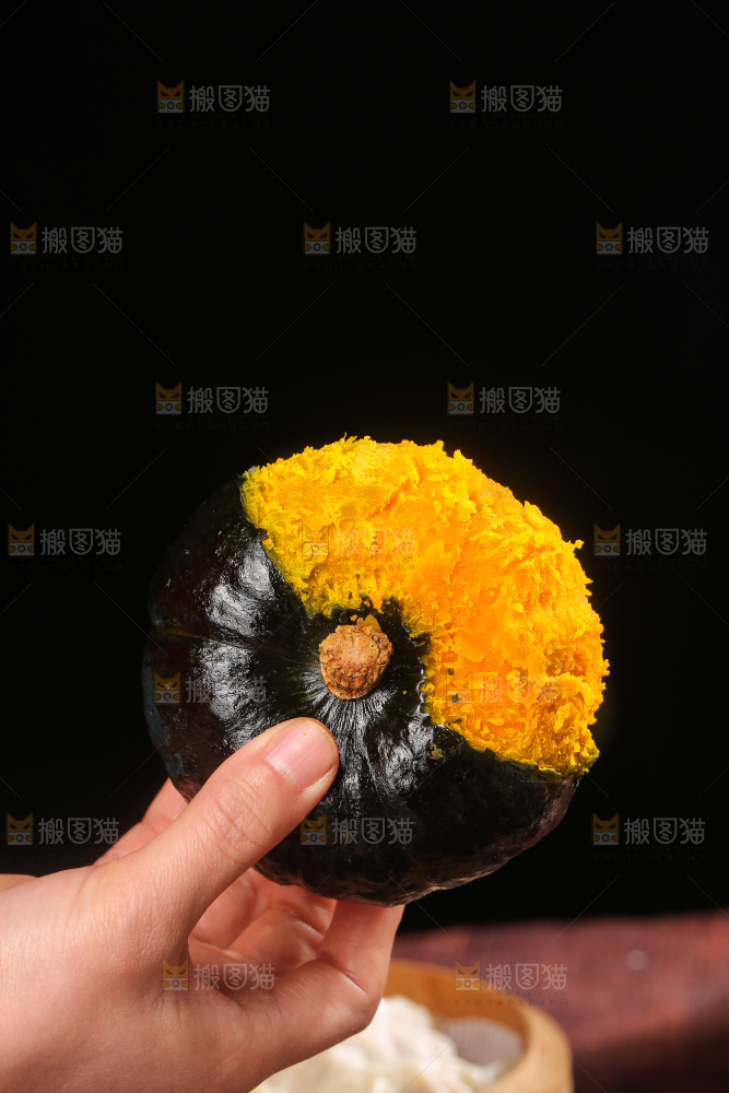 深底上的贝贝南瓜