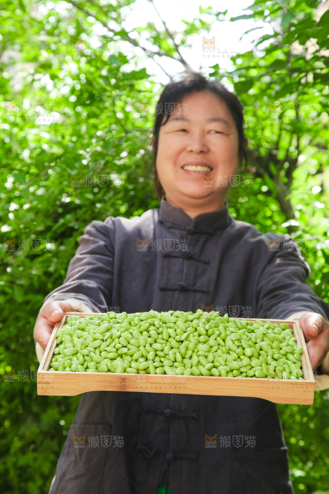 手里拿着毛豆