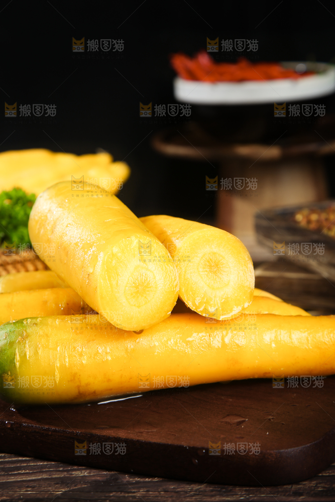 深底上的黄萝卜