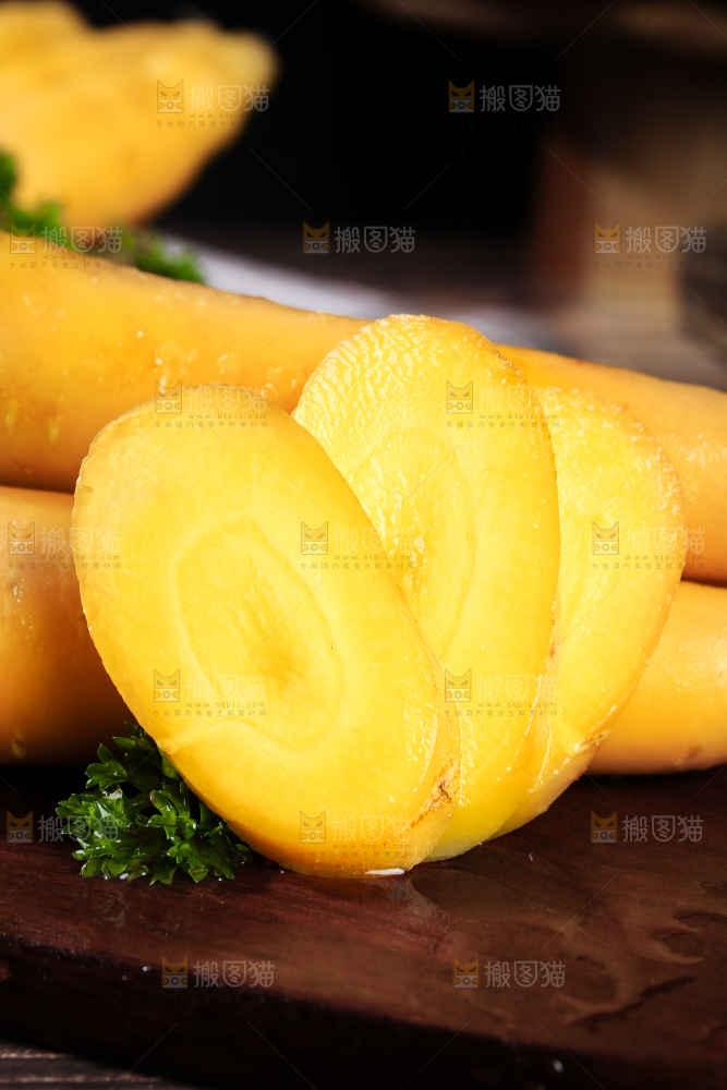 深底上的黄萝卜