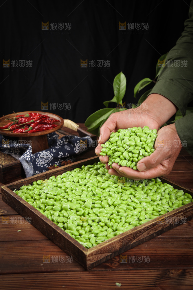 深底上的毛豆