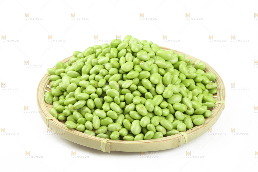 白底上的新鲜毛豆