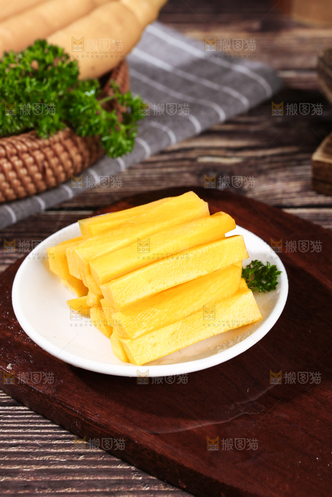 深底上的黄萝卜