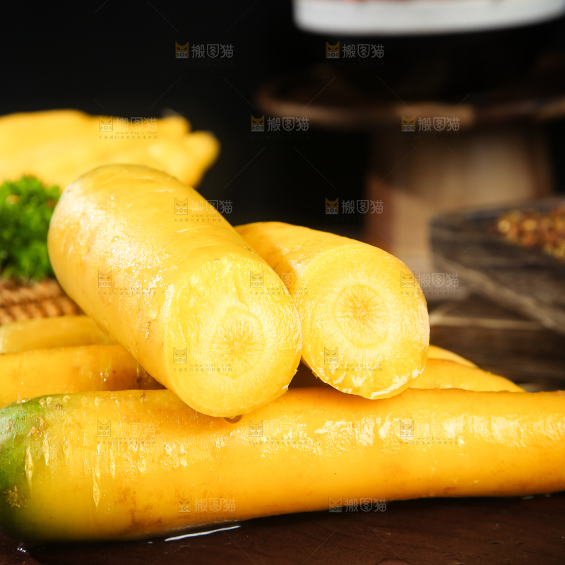 深底上的黄萝卜