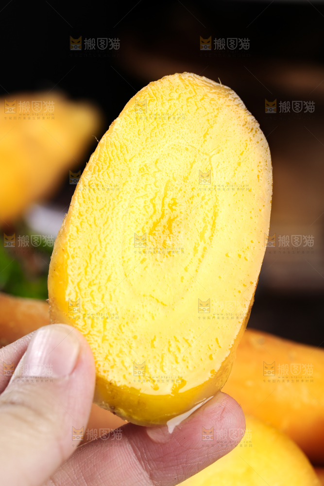 深底上的黄萝卜