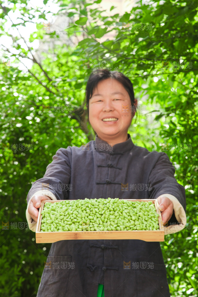 手里拿着毛豆
