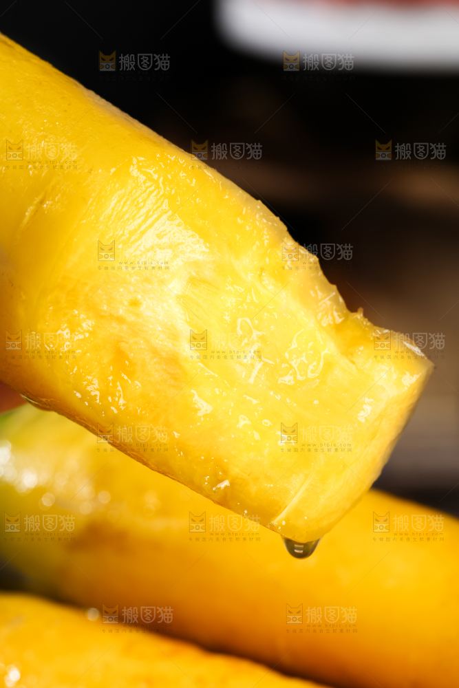 深底上的黄萝卜