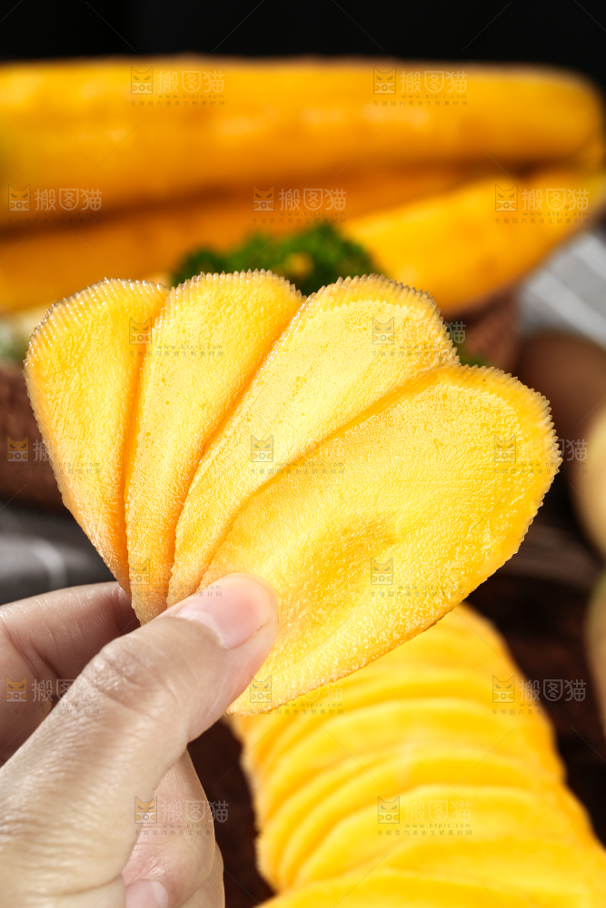 深底上的黄萝卜