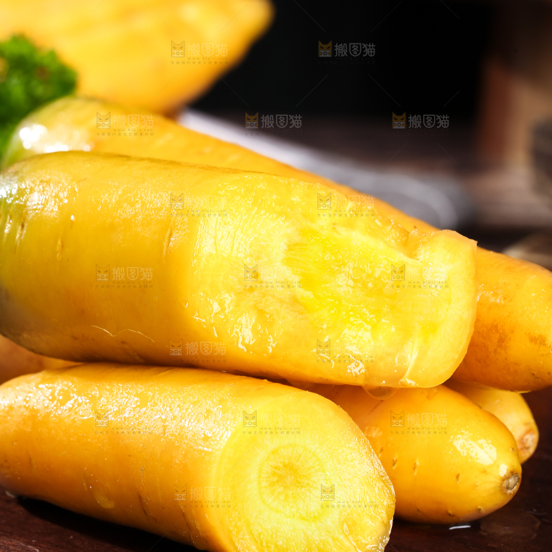 深底上的黄萝卜