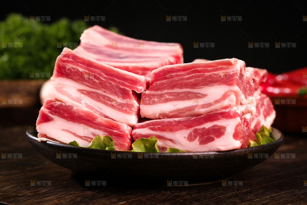 深底上的羊肋排