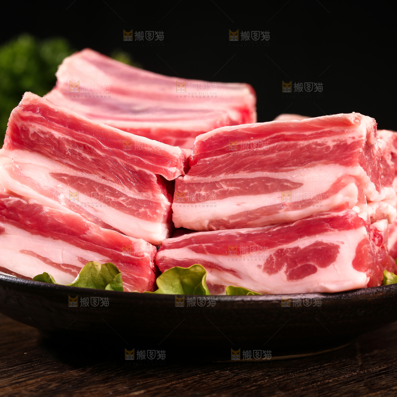 深底上的羊肋排