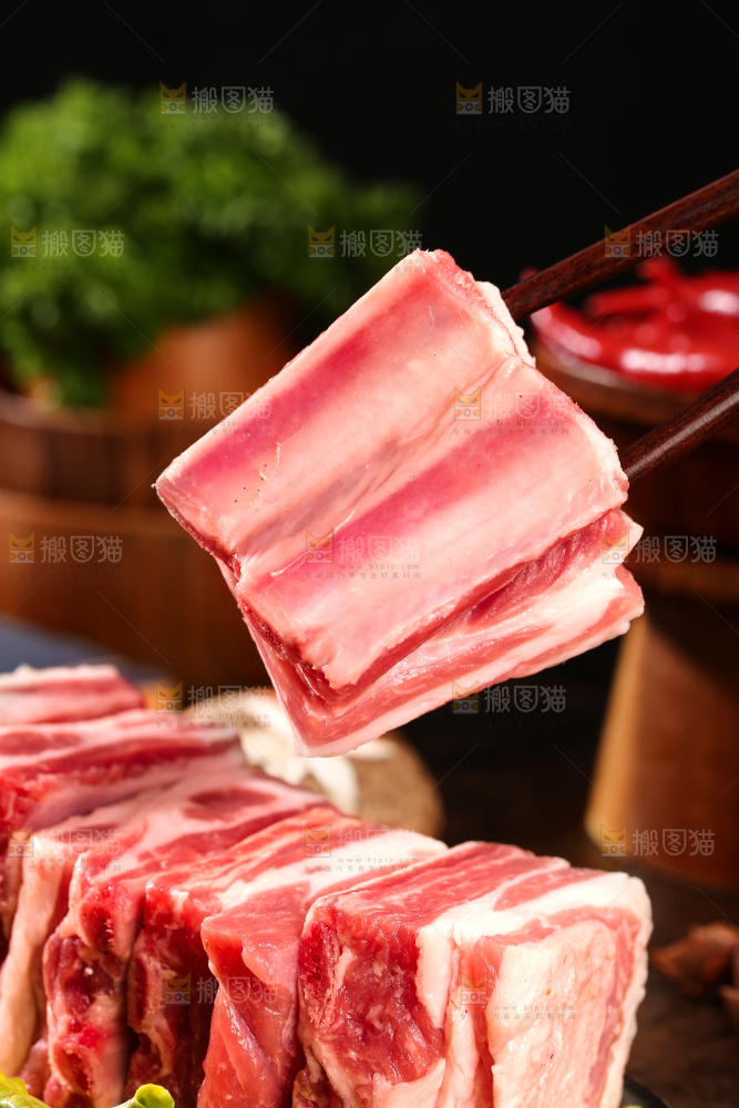 深底上的羊肋排