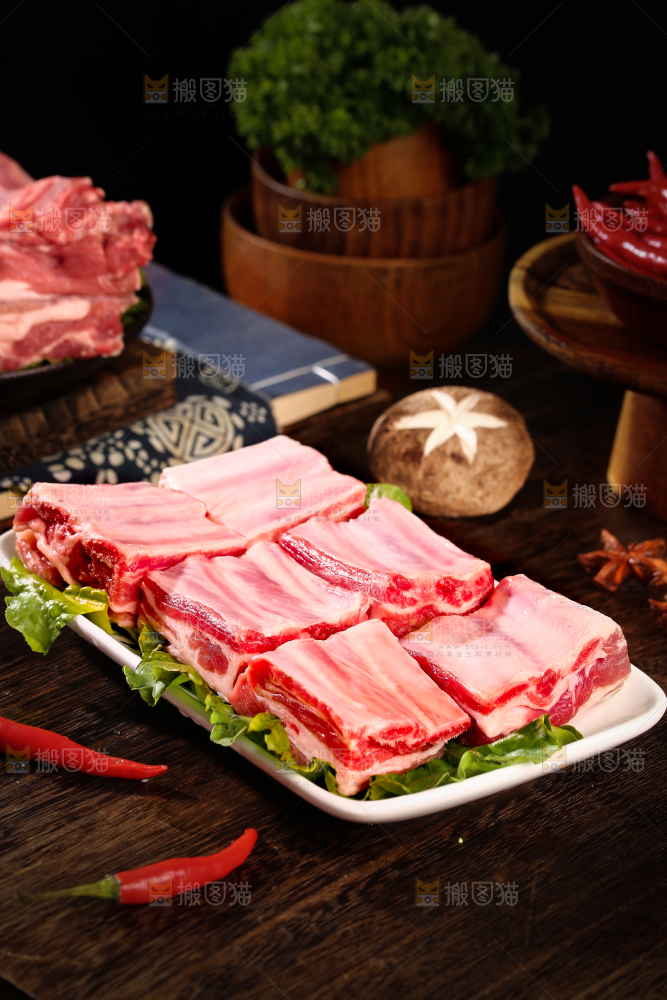 深底上的羊肋排