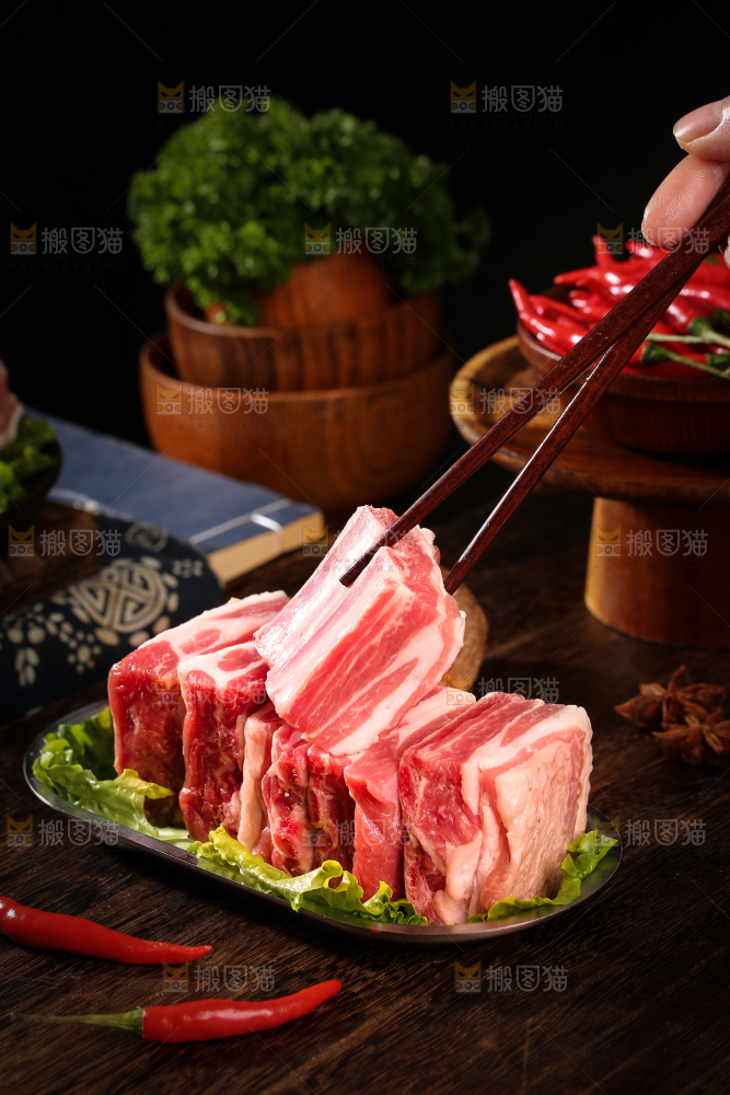 深底上的羊肋排