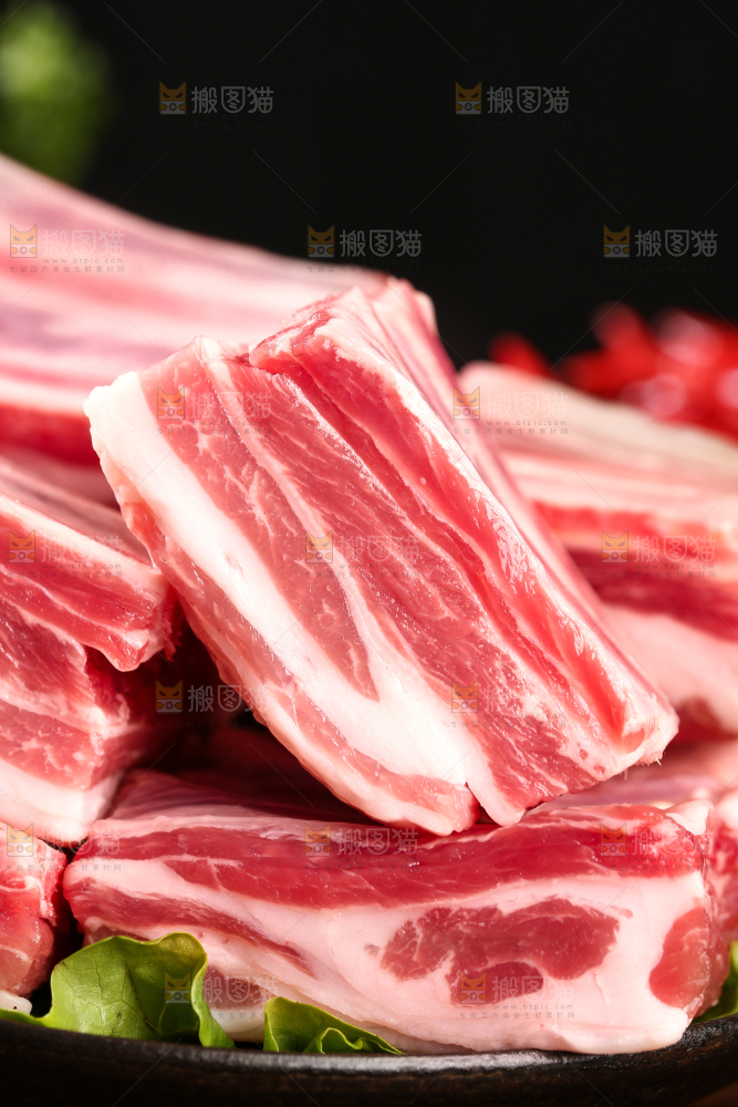 深底上的羊肋排