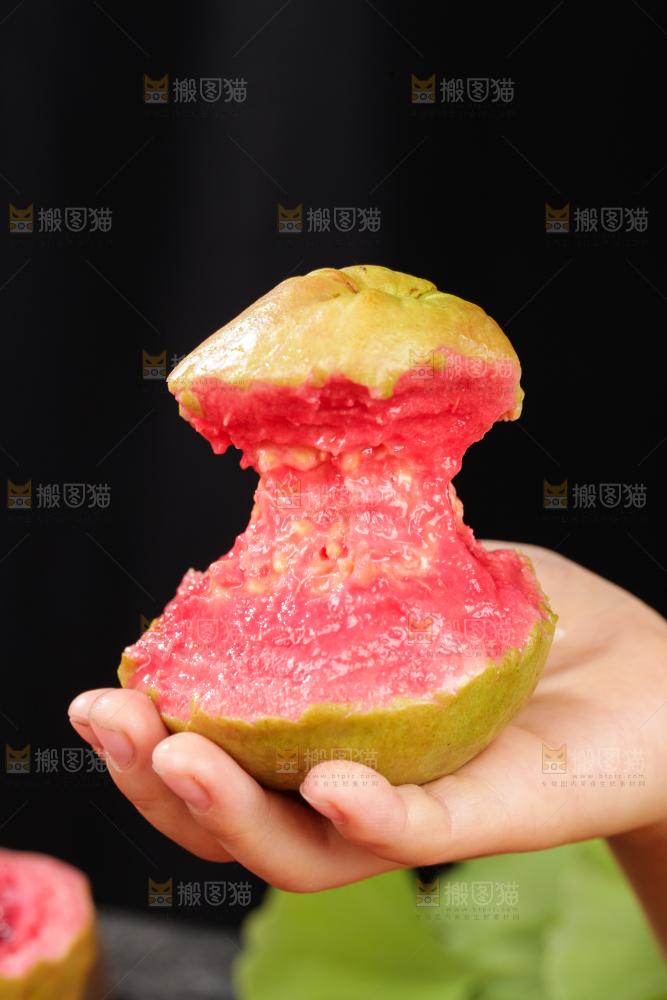 深底上的红心芭乐